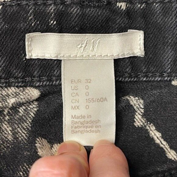 H&M Black and white bleached denim mini skirt. Size 0 - Picture 4 of 7